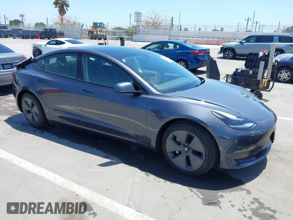 2023 Tesla Model 3 z VIN 5YJ3E1EA6PF694419, wystawiony jako IAAI lot #42268637 z przebiegiem 17 419 mil mil oraz . Historia ofert i sprzedaży dostępna na DreamBid. Obrazek 1.