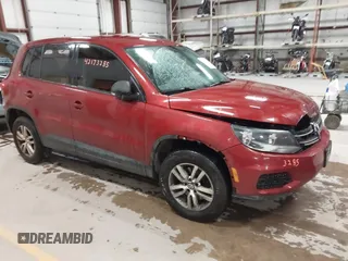 2014 Volkswagen Tiguan S z VIN WVGBV3AXXEW045826, wystawiony jako IAAI lot #42173285 z przebiegiem 126 260 mil mil oraz . Historia ofert i sprzedaży dostępna na DreamBid. Obrazek 1.