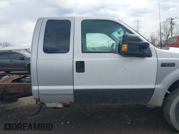 2001 Ford F-250 XL z VIN 1FTNX21L41EA04501, wystawiony jako IAAI lot #41857447 z przebiegiem 291 556 mil mil oraz . Historia ofert i sprzedaży dostępna na DreamBid. Obrazek 14.