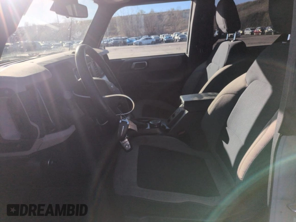 2021 Ford Bronco z VIN 1FMDE5DH7MLA94152, wystawiony jako Copart lot #53561445 z przebiegiem 35 965 mil mil oraz Szkoda całkowita • Salvage title. Historia ofert i sprzedaży dostępna na DreamBid. Obrazek 7.