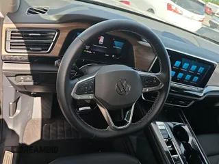 2024 Volkswagen Atlas SE z VIN 1V2HR2CA4RC558128, wystawiony jako IAAI lot #42852874 z przebiegiem 23 623 mil mil oraz . Historia ofert i sprzedaży dostępna na DreamBid. Obrazek 8.