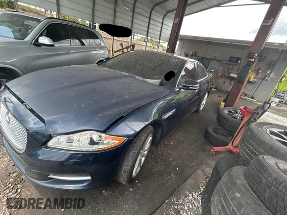 2013 Jaguar XJ z VIN SAJWA1C73D8V44829, wystawiony jako Copart lot #59194045 z przebiegiem 87 083 mil mil oraz Czysty tytuł • Clean title. Historia ofert i sprzedaży dostępna na DreamBid. Obrazek 2.