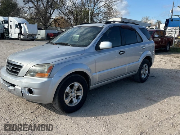 2007 Kia Sorento LX z VIN KNDJD736275693488, wystawiony jako Copart lot #86608024 z przebiegiem 234 513 mil mil oraz Czysty tytuł • Clean title. Historia ofert i sprzedaży dostępna na DreamBid. Obrazek 2.