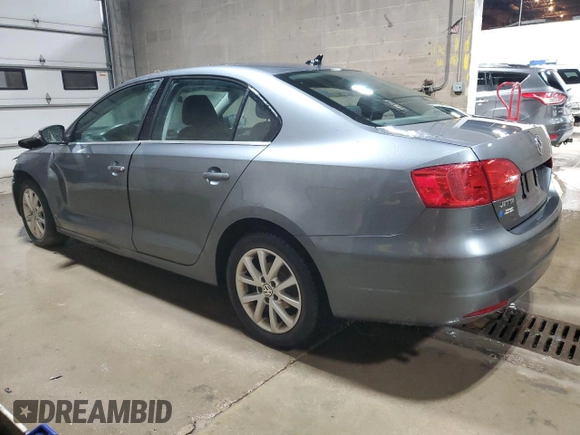 2013 Volkswagen Jetta SE z VIN 3VWDX7AJ7DM450368, wystawiony jako Copart lot #87016754 z przebiegiem 126 156 mil mil oraz Czysty tytuł • Clean title. Historia ofert i sprzedaży dostępna na DreamBid. Obrazek 2.