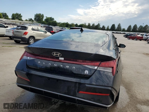 2024 Hyundai Elantra SEL z VIN KMHLS4DG7RU716028, wystawiony jako Copart lot #59912774 z przebiegiem 2 971 mil mil oraz Szkoda całkowita • Salvage title. Historia ofert i sprzedaży dostępna na DreamBid. Obrazek 6.