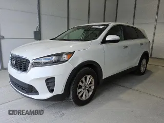 2019 Kia Sorento LX z VIN 5XYPG4A54KG482528, wystawiony jako Copart lot #55098735 z przebiegiem 128 821 mil mil oraz Tytuł czysty. Historia ofert i sprzedaży dostępna na DreamBid. Obrazek 1.