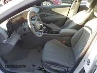 2024 Hyundai Elantra SEL z VIN KMHLS4DG0RU783442, wystawiony jako Copart lot #54518255 z przebiegiem 2 927 mil mil oraz Szkoda całkowita • Salvage title. Historia ofert i sprzedaży dostępna na DreamBid. Obrazek 7.