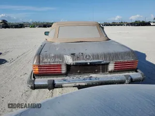 1984 Mercedes-Benz 380 SL z VIN WDBBA45A5EA009369, wystawiony jako Copart lot #74363674 z przebiegiem 79 513 mil mil oraz Szkoda całkowita • Salvage title. Historia ofert i sprzedaży dostępna na DreamBid. Obrazek 6.