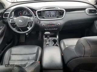 2019 Kia Sorento EX z VIN 5XYPHDA53KG457567, wystawiony jako Copart lot #57665945 z przebiegiem 150 392 mil mil oraz Czysty tytuł • Clean title. Historia ofert i sprzedaży dostępna na DreamBid. Obrazek 8.