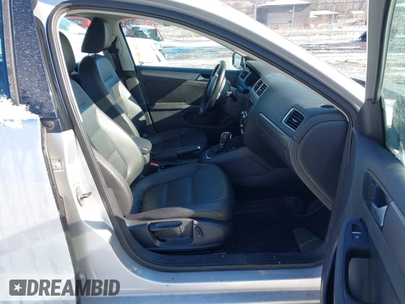 2014 Volkswagen Jetta TDI w/Premium/Nav z VIN 3VWLL7AJXEM382611, wystawiony jako IAAI lot #41609335 z przebiegiem 120 000 mil mil oraz . Historia ofert i sprzedaży dostępna na DreamBid. Obrazek 5.