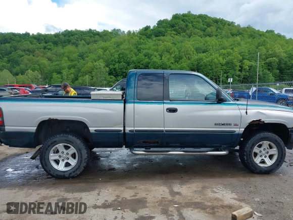 1998 Dodge 1500 z VIN 3B7HF13Y8WG131724, wystawiony jako IAAI lot #42214113 z przebiegiem 223 535 mil mil oraz . Historia ofert i sprzedaży dostępna na DreamBid. Obrazek 13.