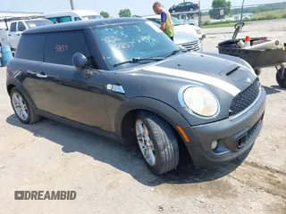 2011 MINI Hardtop S z VIN WMWSV3C56BTY11965, wystawiony jako IAAI lot #42365857 z przebiegiem 143 572 mil mil oraz . Historia ofert i sprzedaży dostępna na DreamBid. Obrazek 1.