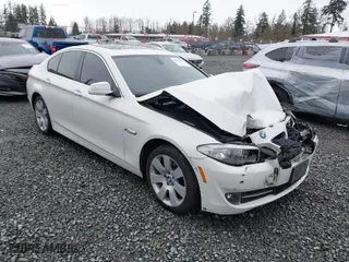 2013 BMW 5 Series 528i xDrive with VIN WBAXH5C54DDW13438, listed as a IAAI auction lot 41851954 with 122,653 mi miles. Bid and sale history available at carsss.com. Image 1.