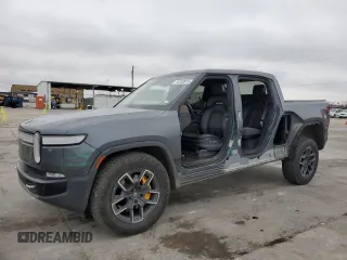 2022 Rivian R1T Launch Edition with VIN 7FCTGAAL7NN002288, listed as a Copart auction lot 43393815 with 46,927 mi miles and Salvage Title. Bid and sale history available at carsss.com. Image 1.