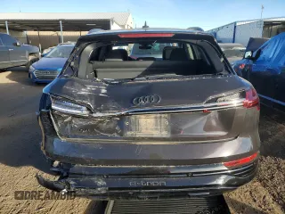 2024 Audi Q8 e-tron Premium z VIN WA14AAGE5RB042214, wystawiony jako Copart lot #81625384 z przebiegiem 20 296 mil mil oraz Szkoda całkowita • Salvage title. Historia ofert i sprzedaży dostępna na DreamBid. Obrazek 6.