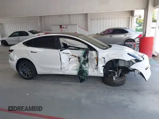 2023 Tesla Model 3 z VIN 5YJ3E1EAXPF606178, wystawiony jako IAAI lot #42543528 z przebiegiem 26 638 mil mil oraz . Historia ofert i sprzedaży dostępna na DreamBid. Obrazek 13.