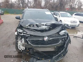 2023 Buick Encore GX Essence z VIN KL4MMGSL7PB104001, wystawiony jako IAAI lot #41102851 z przebiegiem 32 766 mil mil oraz . Historia ofert i sprzedaży dostępna na DreamBid. Obrazek 13.