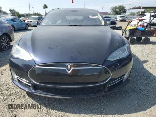 2014 Tesla Model S 60 z VIN 5YJSA1H17EFP33261, wystawiony jako Copart lot #58804465 z przebiegiem 147 583 mil mil oraz Czysty tytuł • Clean title. Historia ofert i sprzedaży dostępna na DreamBid. Obrazek 6.