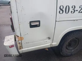 2000 GMC Sierra 3500 z VIN 1GDGC34R1YF451961, wystawiony jako IAAI lot #42246911 z przebiegiem 192 926 mil mil oraz . Historia ofert i sprzedaży dostępna na DreamBid. Obrazek 6.