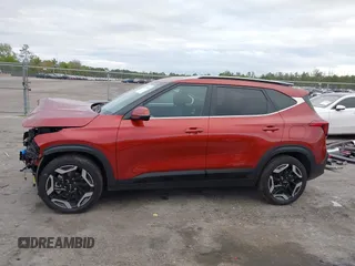 2024 Kia Seltos SX z VIN KNDETCA74R7587057, wystawiony jako IAAI lot #41595407 z przebiegiem 3 504 mil mil oraz . Historia ofert i sprzedaży dostępna na DreamBid. Obrazek 15.