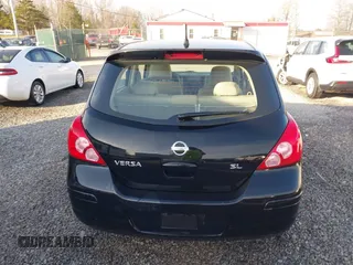 2007 Nissan Versa SL z VIN 3N1BC13E77L439385, wystawiony jako IAAI lot #41749821 z przebiegiem 137 521 mil mil oraz . Historia ofert i sprzedaży dostępna na DreamBid. Obrazek 16.