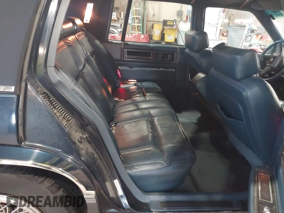 1989 Cadillac DeVille z VIN 1G6CD5159K4356924, wystawiony jako IAAI lot #41526057 z przebiegiem 148 134 mil mil oraz . Historia ofert i sprzedaży dostępna na DreamBid. Obrazek 8.