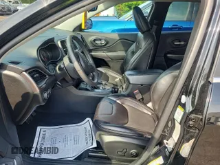2021 Jeep Cherokee Latitude Plus z VIN 1C4PJLLB5MD223983, wystawiony jako IAAI lot #42741294 z przebiegiem 49 704 mil mil oraz . Historia ofert i sprzedaży dostępna na DreamBid. Obrazek 11.