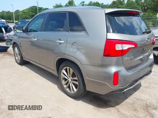 2014 Kia Sorento SX z VIN 5XYKWDA75EG461948, wystawiony jako IAAI lot #42180084 z przebiegiem 123 917 mil mil oraz . Historia ofert i sprzedaży dostępna na DreamBid. Obrazek 3.