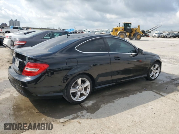 2013 Mercedes-Benz C 250 z VIN WDDGJ4HB5DF967737, wystawiony jako Copart lot #57278155 z przebiegiem 127 644 mil mil oraz Nie do naprawy • Non repairable. Historia ofert i sprzedaży dostępna na DreamBid. Obrazek 3.