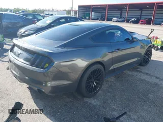 2017 Ford Mustang EcoBoost z VIN 1FA6P8TH5H5287023, wystawiony jako IAAI lot #42600833 z przebiegiem 103 685 mil mil oraz . Historia ofert i sprzedaży dostępna na DreamBid. Obrazek 4.