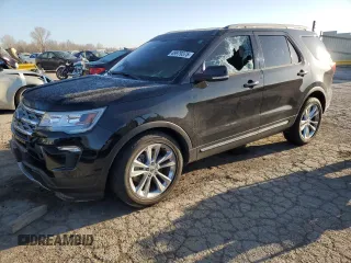 2018 Ford Explorer XLT z VIN 1FM5K7D89JGA79956, wystawiony jako Copart lot #49979375 z przebiegiem Nie podano mil oraz Szkoda całkowita • Salvage title. Historia ofert i sprzedaży dostępna na DreamBid. Obrazek 1.