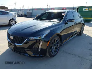 2024 Cadillac CT5 Sport z VIN 1G6DP5RK8R0102340, wystawiony jako IAAI lot #41943414 z przebiegiem 13 488 mil mil oraz . Historia ofert i sprzedaży dostępna na DreamBid. Obrazek 2.