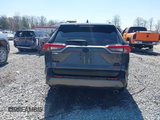 2021 Toyota RAV4 Hybrid XSE z VIN 4T3E6RFV4MU058397, wystawiony jako IAAI lot #42060980 z przebiegiem 236 612 mil mil oraz . Historia ofert i sprzedaży dostępna na DreamBid. Obrazek 16.