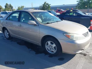 2002 Toyota Camry XLE z VIN 4T1BF32KX2U034414, wystawiony jako IAAI lot #42281225 z przebiegiem 141 434 mil mil oraz . Historia ofert i sprzedaży dostępna na DreamBid. Obrazek 1.