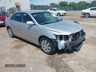 2011 Toyota Camry LE z VIN 4T1BF3EKXBU663022, wystawiony jako IAAI lot #42234370 z przebiegiem 221 286 mil mil oraz . Historia ofert i sprzedaży dostępna na DreamBid. Obrazek 1.