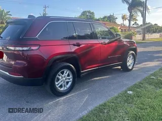 2024 Jeep Grand Cherokee Laredo X z VIN 1C4RJGAG6RC707897, wystawiony jako Copart lot #61268955 z przebiegiem 50 611 mil mil oraz Czysty tytuł • Clean title. Historia ofert i sprzedaży dostępna na DreamBid. Obrazek 4.