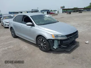 2012 Volkswagen Jetta SE с VIN 3VWDX7AJ0CM327638, выставлен на аукционе IAAI как лот 42270428 с пробегом 140 471 миль миль и . История ставок и продаж доступна на DreamBid. Изображение 1.