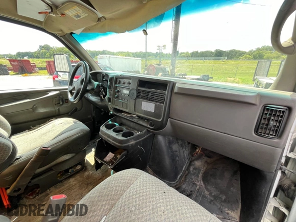 2005 GMC Savana z VIN 1GDJG31U651163557, wystawiony jako Copart lot #85157144 z przebiegiem 403 358 mil mil oraz Czysty tytuł • Clean title. Historia ofert i sprzedaży dostępna na DreamBid. Obrazek 9.