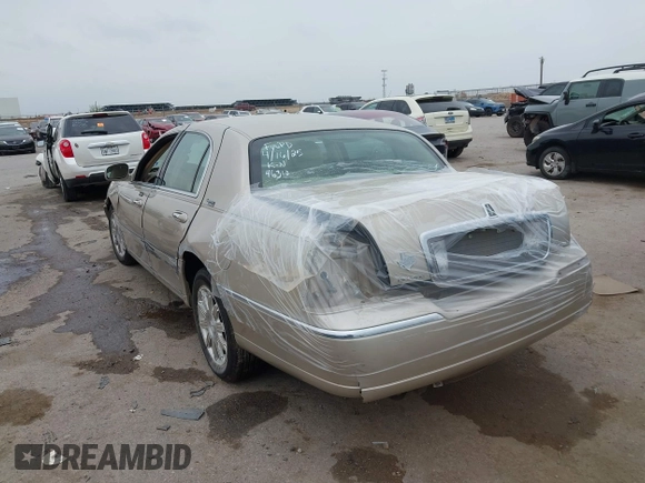 2009 Lincoln Town Car Signature Limited z VIN 2LNHM82V19X631610, wystawiony jako IAAI lot #42074205 z przebiegiem Nie podano mil oraz . Historia ofert i sprzedaży dostępna na DreamBid. Obrazek 3.
