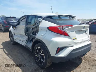 2018 Toyota C-HR XLE z VIN NMTKHMBX2JR026180, wystawiony jako IAAI lot #42156129 z przebiegiem 77 795 mil mil oraz . Historia ofert i sprzedaży dostępna na DreamBid. Obrazek 3.