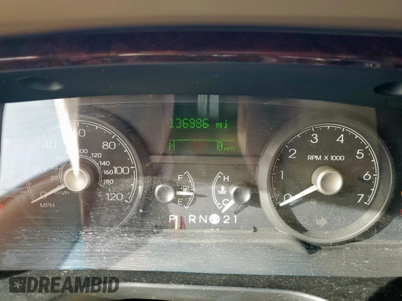 2006 Lincoln Town Car Signature z VIN 1LNHM81W16Y609693, wystawiony jako Copart lot #48370195 z przebiegiem 136 986 mil mil oraz Szkoda całkowita • Salvage title. Historia ofert i sprzedaży dostępna na DreamBid. Obrazek 9.