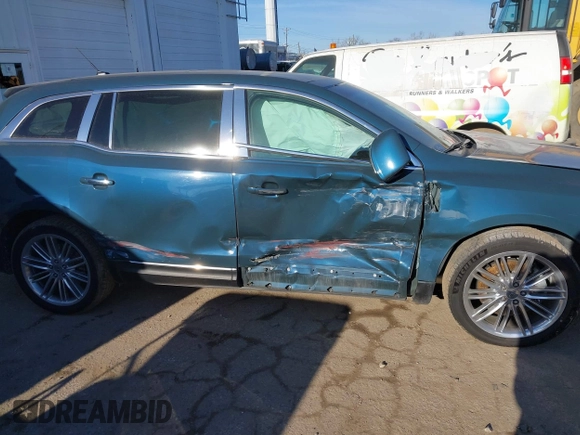 2016 Lincoln MKT EcoBoost z VIN 2LMHJ5AT4GBL02910, wystawiony jako IAAI lot #41192092 z przebiegiem 76 999 mil mil oraz . Historia ofert i sprzedaży dostępna na DreamBid. Obrazek 14.