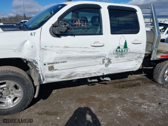 2007 Chevrolet Silverado 2500HD LT w/1LT with VIN 1GCHK23667F534670, listed as a IAAI auction lot 41484921 with 300,834 mi miles. Bid and sale history available at carsss.com. Image 6.