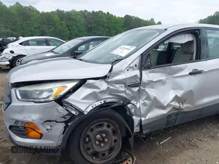 2017 Ford Escape S с VIN 1FMCU0F71HUE64033, выставлен на аукционе IAAI как лот 42224541 с пробегом 180 390 миль миль и . История ставок и продаж доступна на DreamBid. Изображение 6.