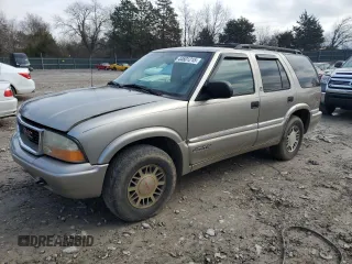2000 GMC Jimmy SLE Convenience with VIN 1GKDT13W7Y2224370, listed as a Copart auction lot 44601215 with 0 mi miles and Clean Title. Bid and sale history available at carsss.com. Image 1.