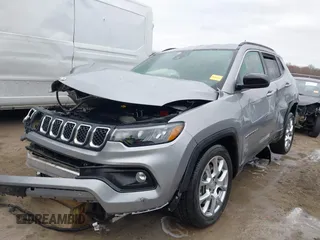 2023 Jeep Compass Latitude Lux z VIN 3C4NJDFN4PT530739, wystawiony jako IAAI lot #42038351 z przebiegiem 32 574 mil mil oraz . Historia ofert i sprzedaży dostępna na DreamBid. Obrazek 18.