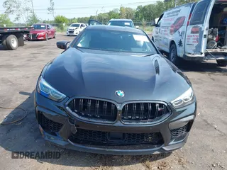 2022 BMW M8 Competition z VIN WBSGV0C09NCJ02570, wystawiony jako IAAI lot #42234609 z przebiegiem 63 712 mil mil oraz . Historia ofert i sprzedaży dostępna na DreamBid. Obrazek 12.
