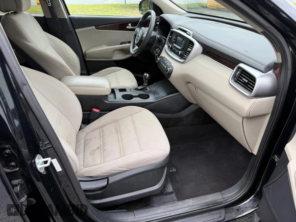 2016 Kia Sorento LX z VIN 5XYPGDA5XGG093643, wystawiony jako Copart lot #58532255 z przebiegiem 185 257 mil mil oraz Czysty tytuł • Clean title. Historia ofert i sprzedaży dostępna na DreamBid. Obrazek 5.