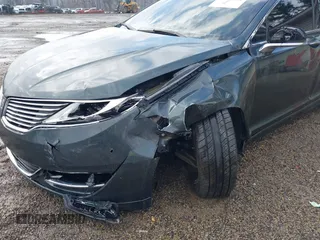 2015 Lincoln MKZ z VIN 3LN6L2J90FR616800, wystawiony jako IAAI lot #41683401 z przebiegiem 92 239 mil mil oraz . Historia ofert i sprzedaży dostępna na DreamBid. Obrazek 6.