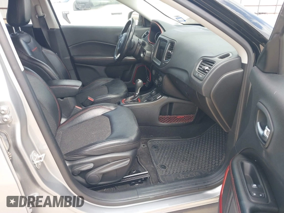 2020 Jeep Compass Trailhawk z VIN 3C4NJDDB5LT171727, wystawiony jako IAAI lot #41844523 z przebiegiem 103 952 mil mil oraz . Historia ofert i sprzedaży dostępna na DreamBid. Obrazek 5.